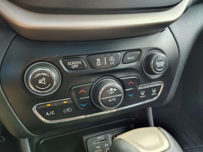 Used 2016 White Jeep Limited image 17