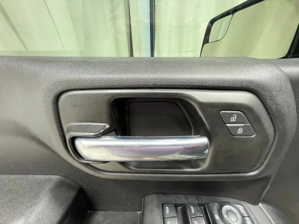 Used 2022 White Chevrolet Custom image 12