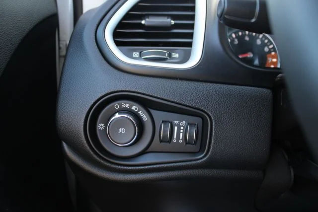 Used 2021 White Jeep Latitude image 11