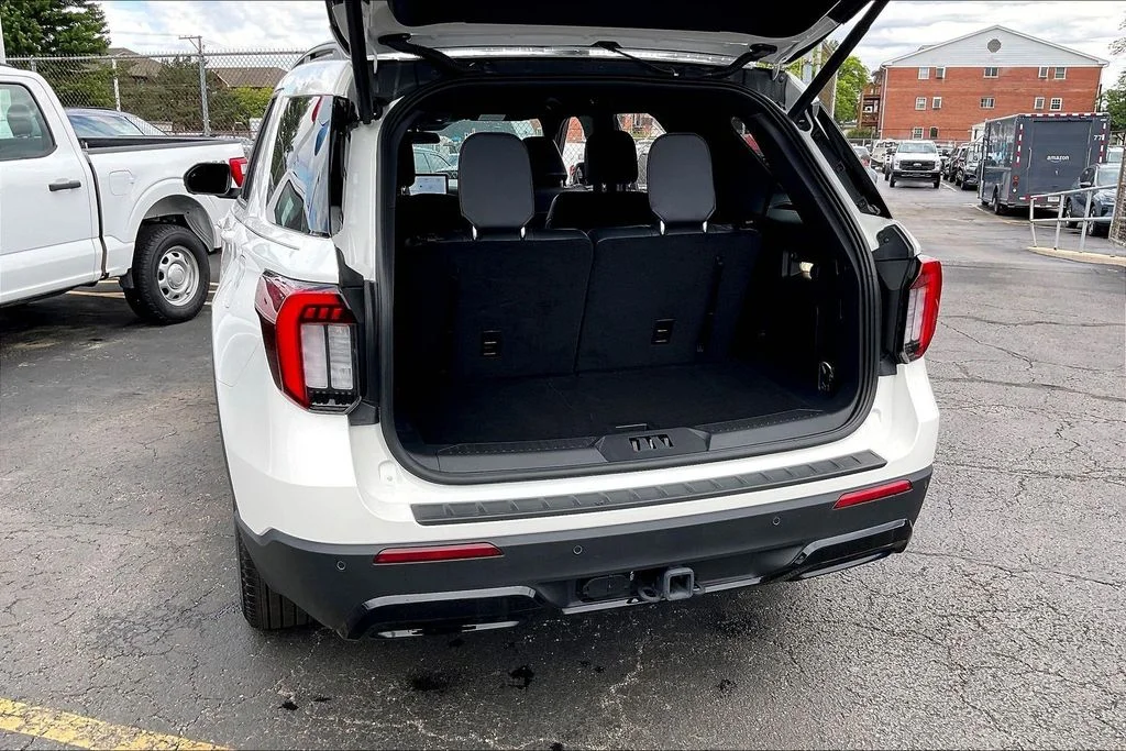 New 2026 Star White Metallic Tri-Coat Ford ST-Line image 28