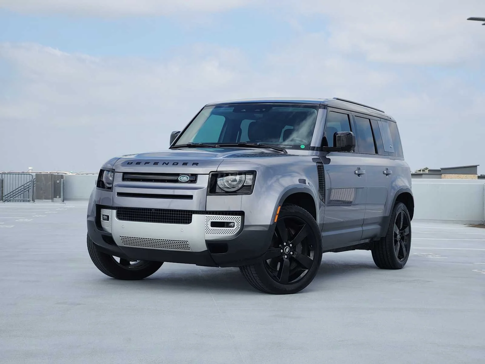 2022 Land Rover Defender SE's photo