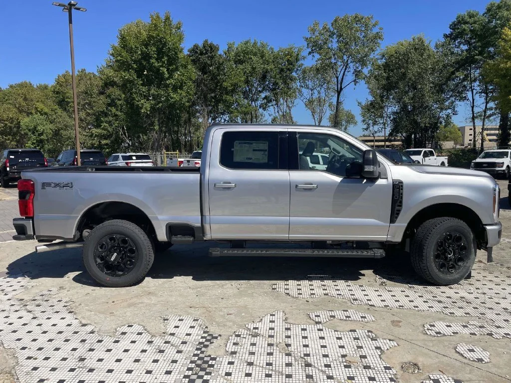New 2027 Silver Ford XLT image 2