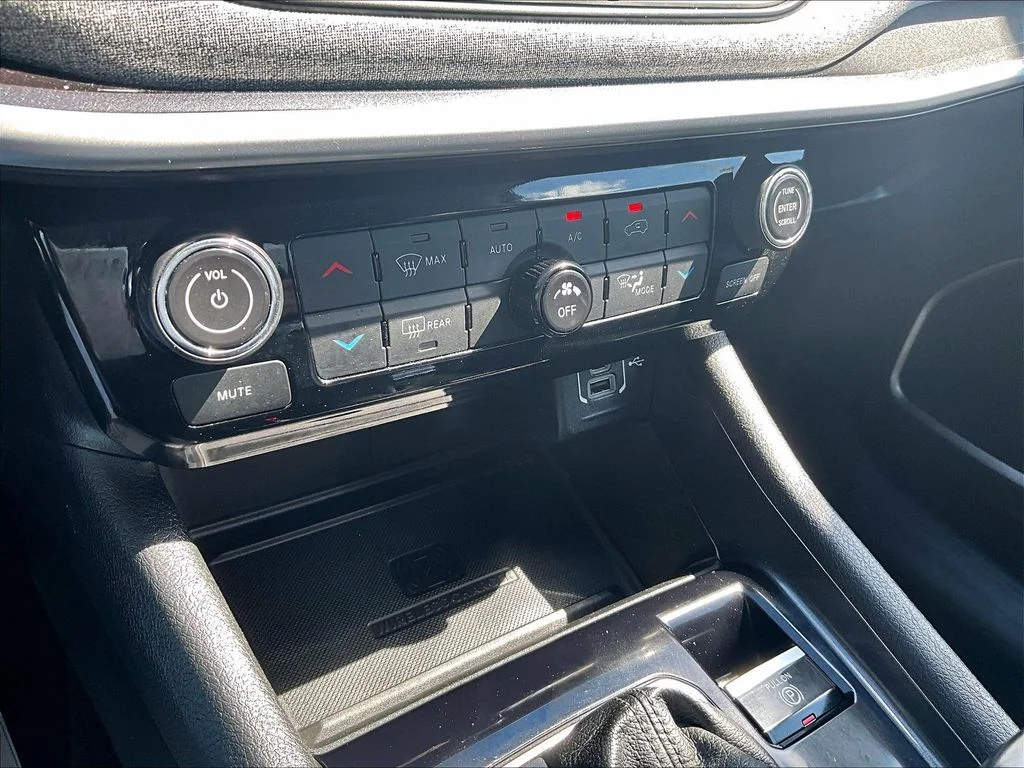 Used 2022 Red Jeep Latitude Lux image 32