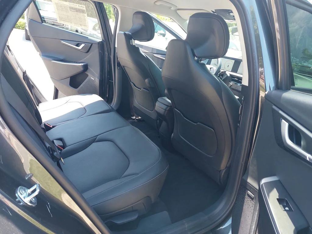 Used 2023 Gray Kia Wind image 11