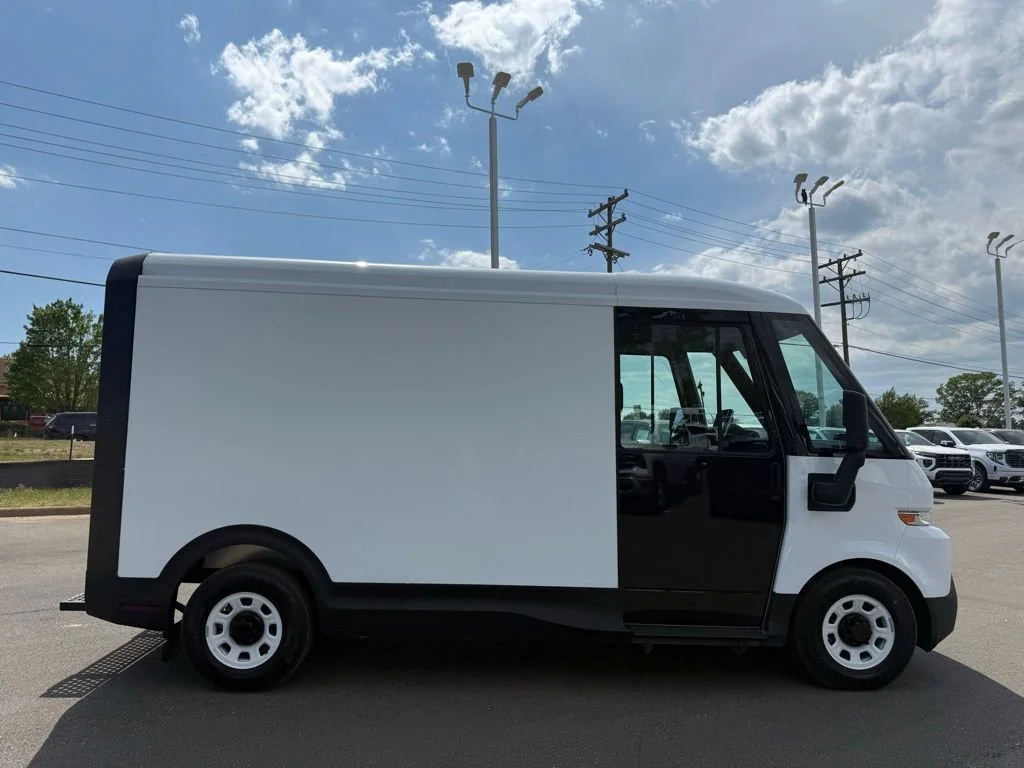 Used 2024 Oyster White BrightDrop EJY image 2