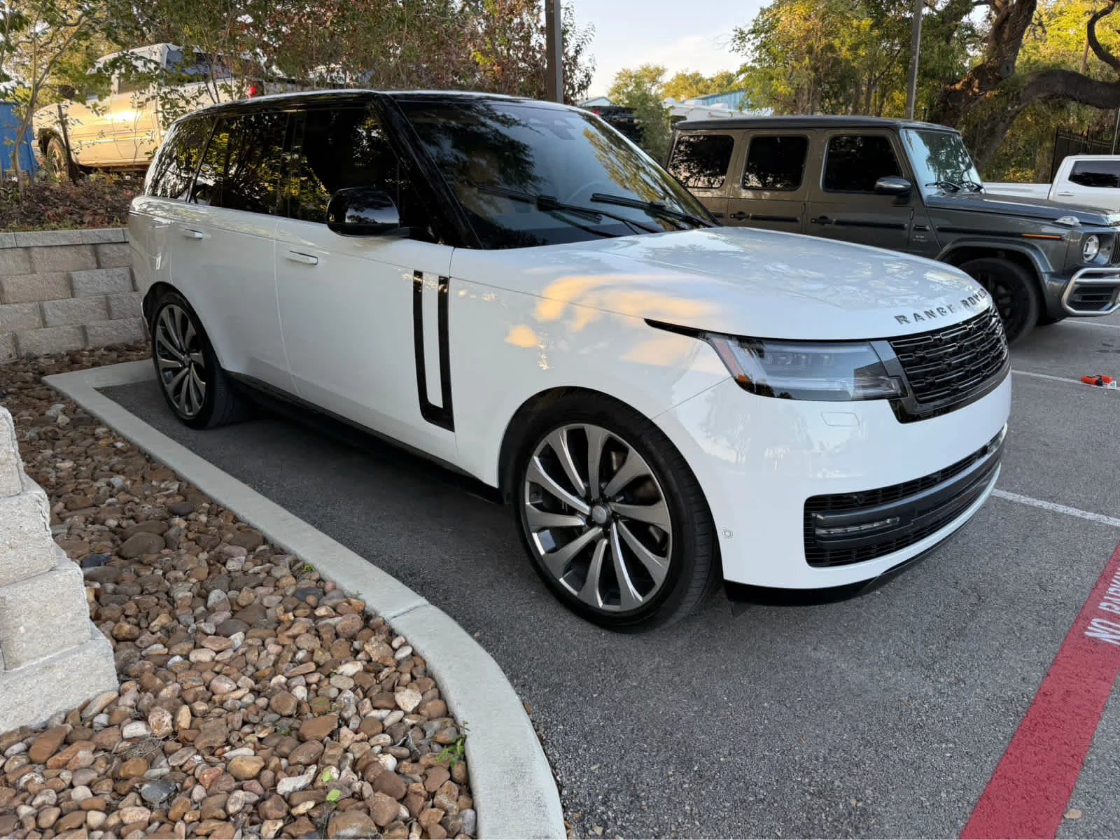 Used 2025 WHITE Land Rover SE image 3