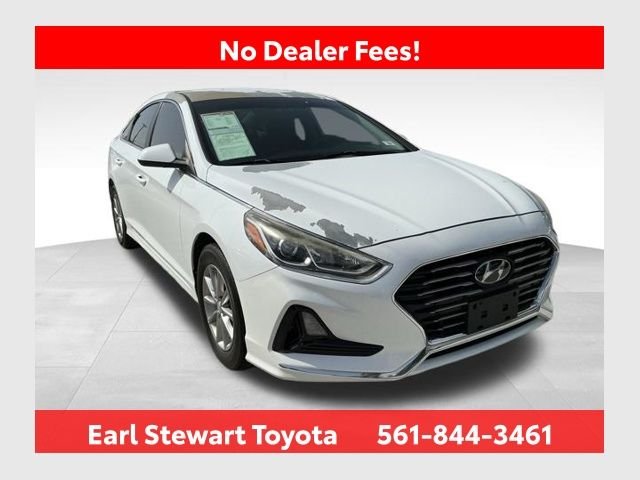 Used 2018 White Hyundai SE image 1