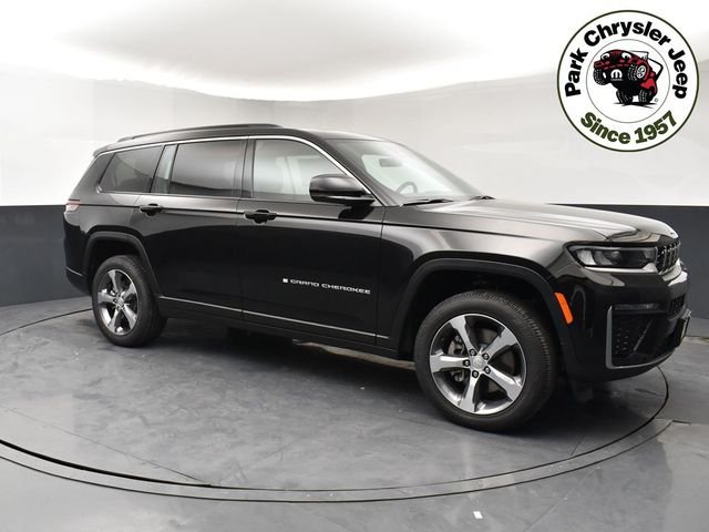 New 2026 Diamond Black Crystal Pearl-Coat Exterior Paint Jeep Limited image 1