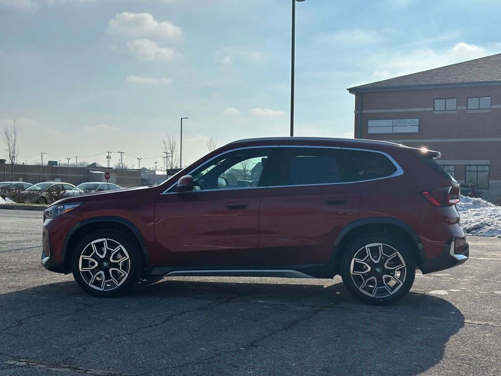 New 2026 Vegas Red Metallic BMW xDrive28i image 4