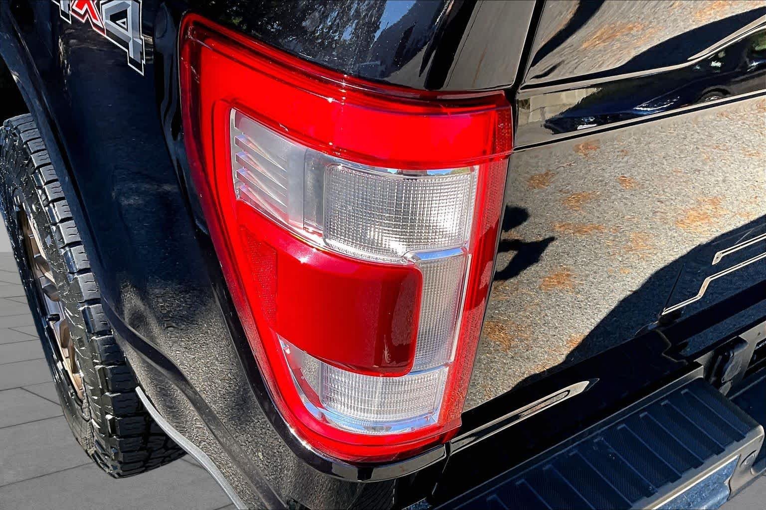 Used 2021 Agate Black Metallic Ford LARIAT image 28