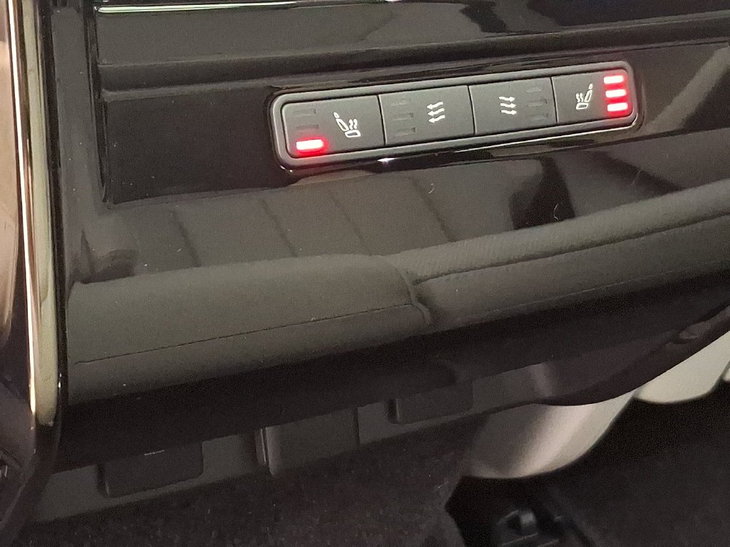 Used 2023  Land Rover SE image 11