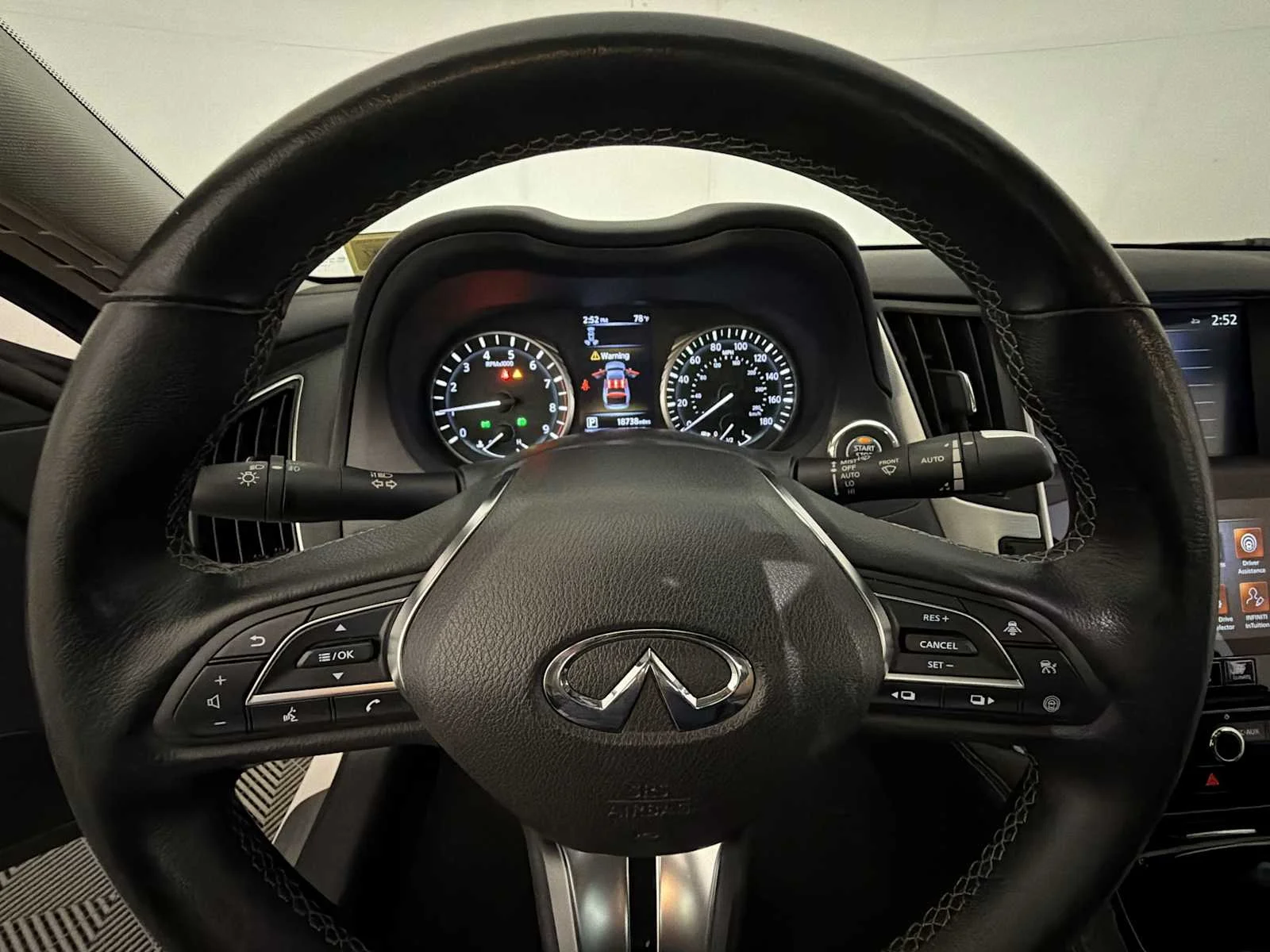 Used 2023 Majestic White INFINITI LUXE image 13