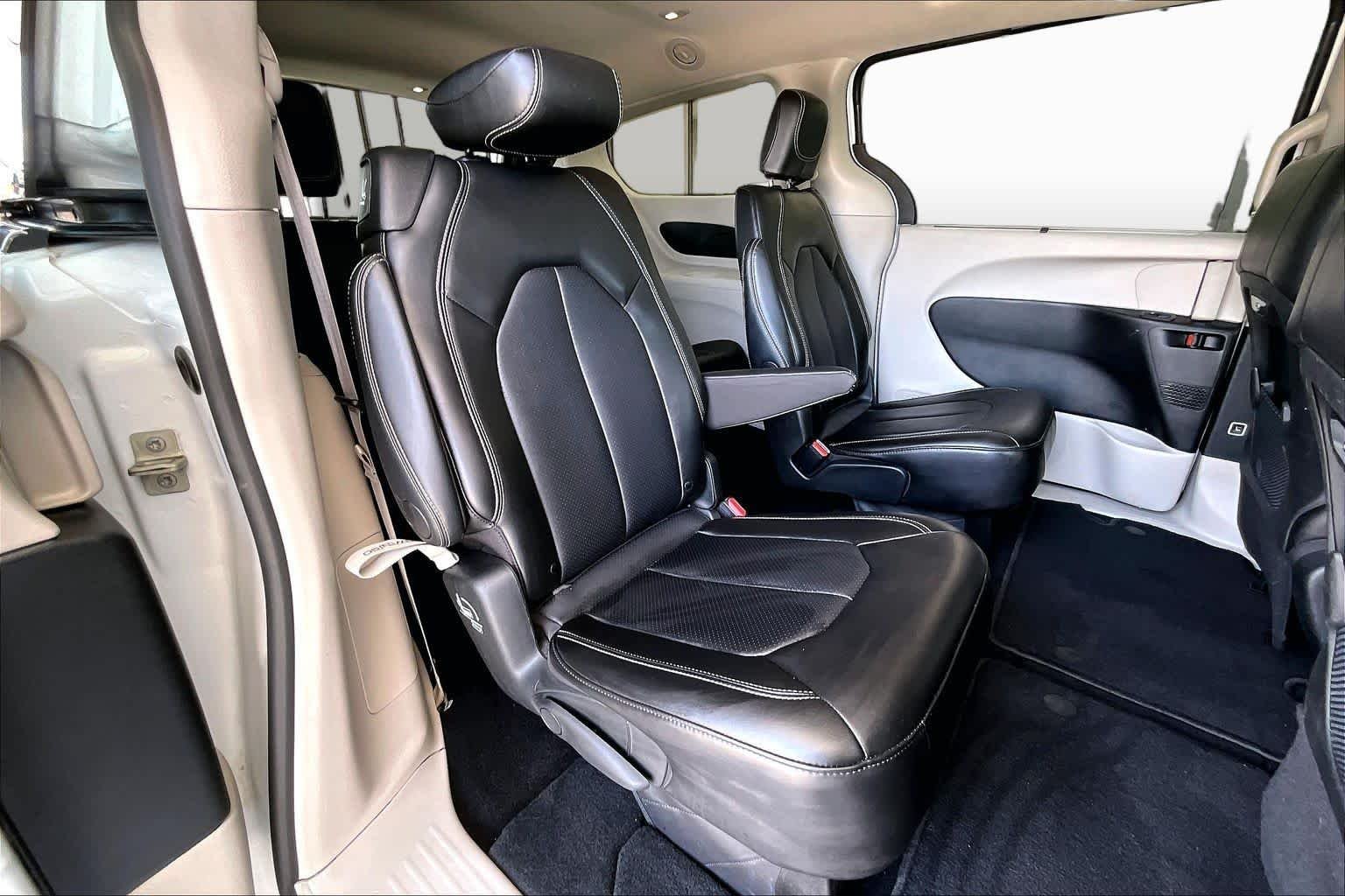 Used 2024 Bright White Clearcoat Chrysler Touring L image 21