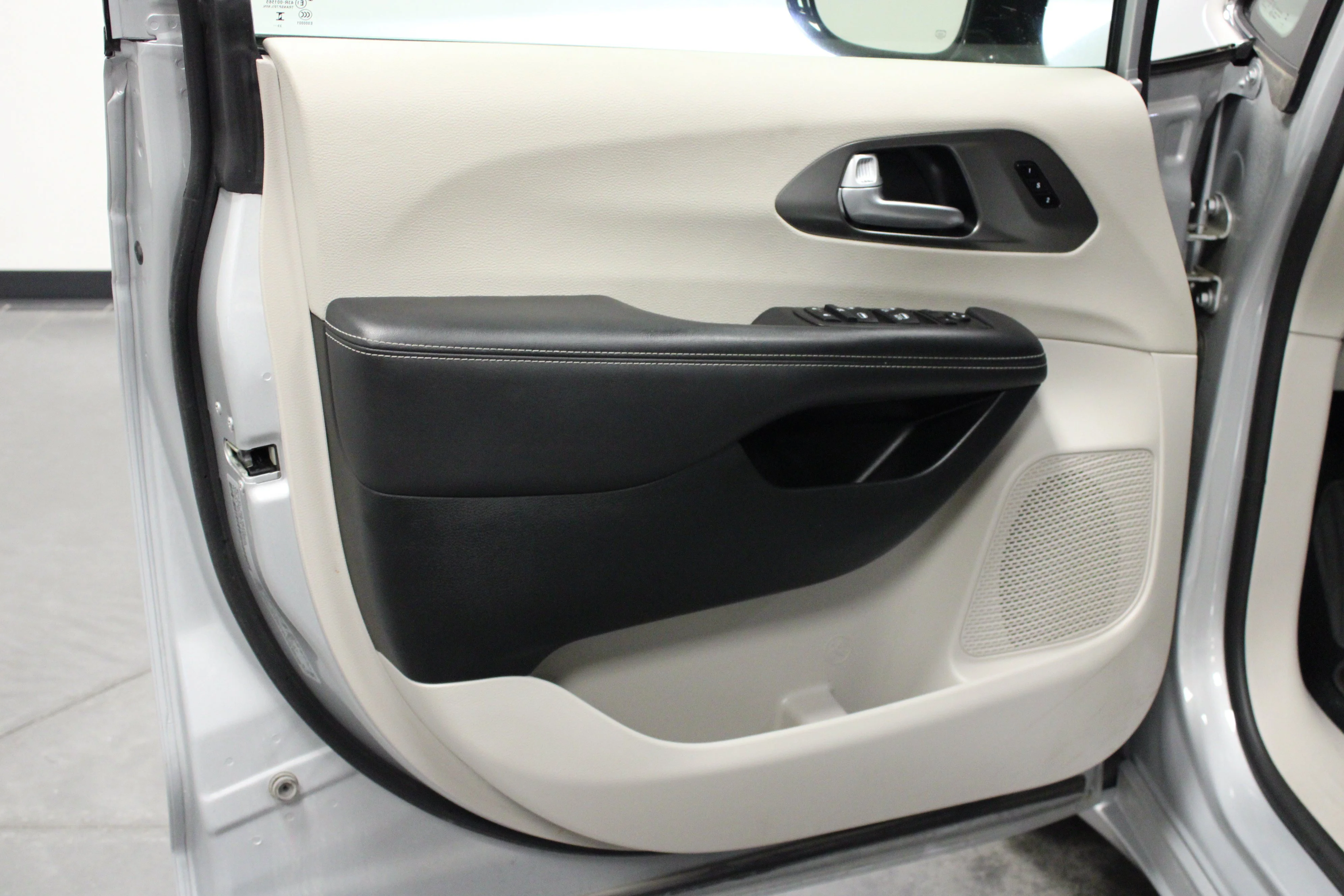 Used 2024 Silver Mist Clearcoat Chrysler Touring L image 11