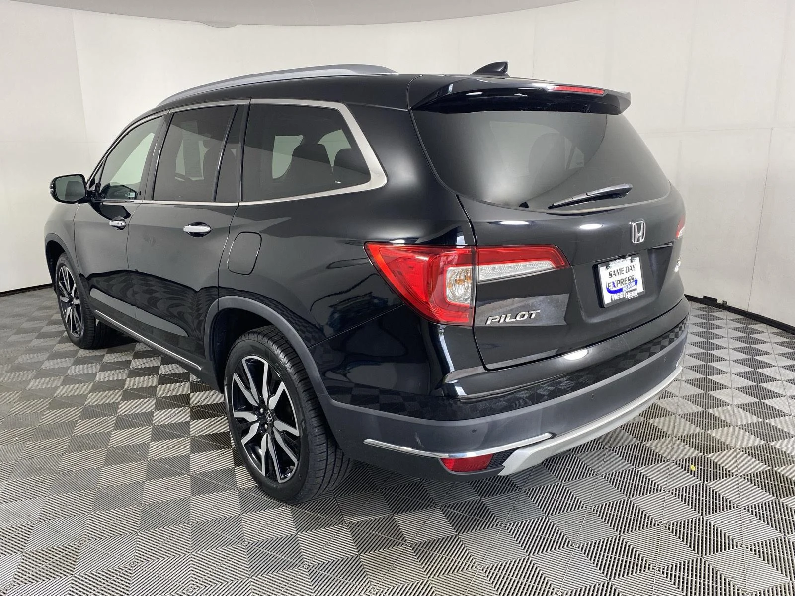 Used 2022 Crystal Black Pearl Honda Touring w/Rear Captain