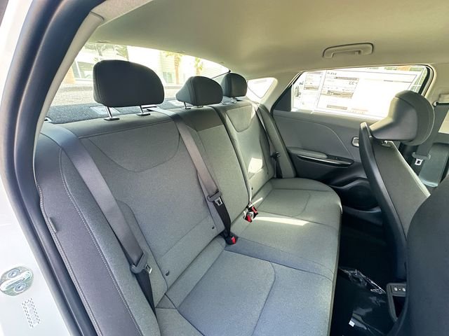 New 2026 Snow White Pearl Kia LXS image 25