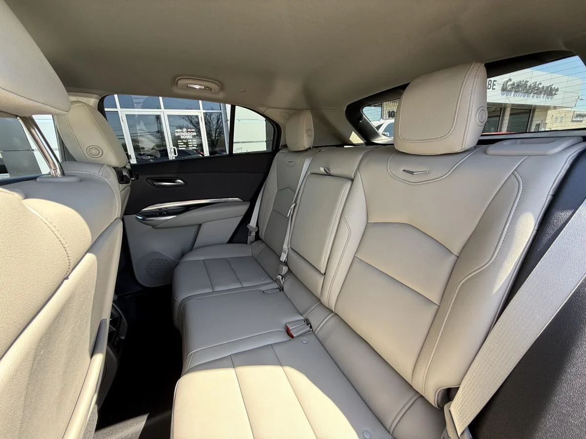 Used 2019 Silver Cadillac Luxury Fwd image 17