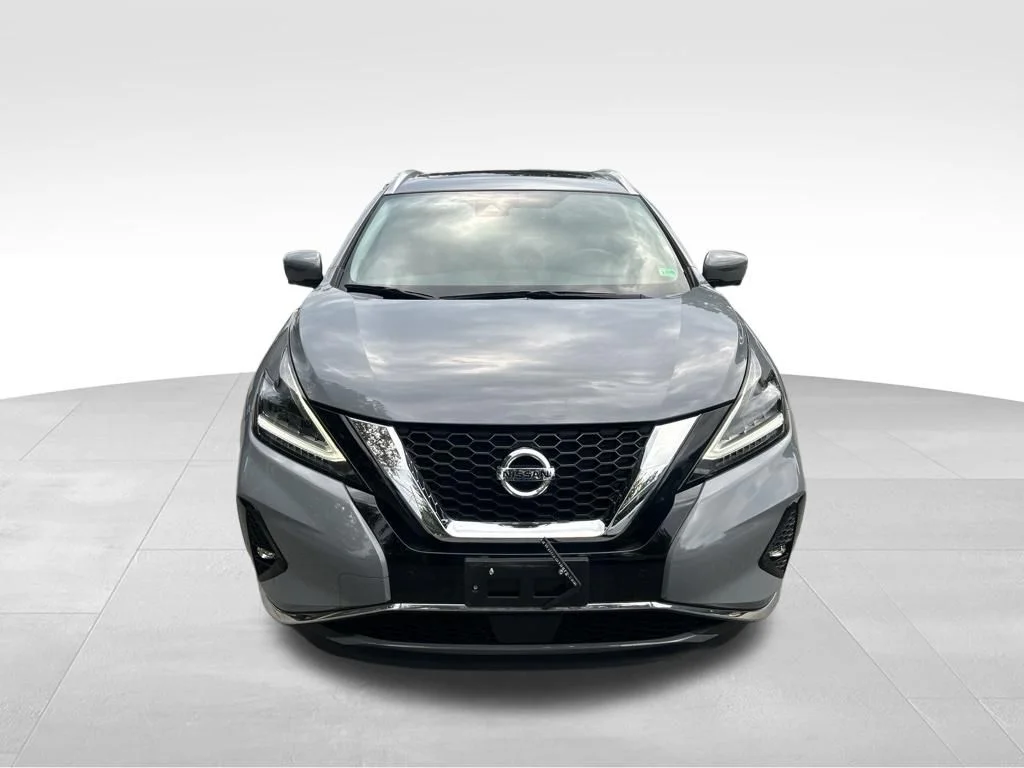 Used 2021 Gray Nissan Platinum image 9