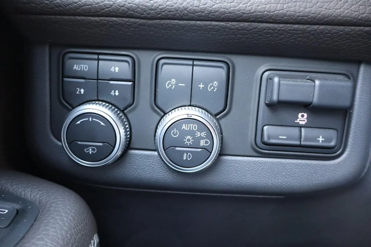 Used 2021 White Frost Tricoat GMC Denali image 19