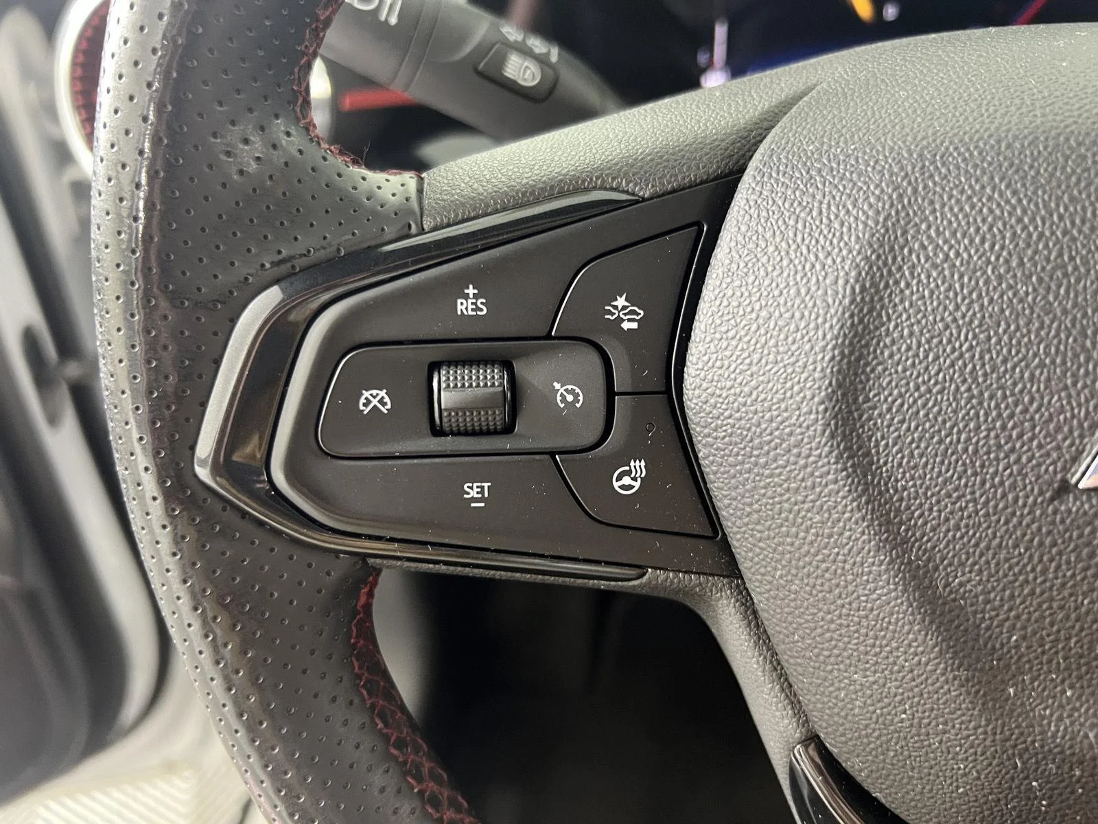 Used 2024 Summit White Chevrolet 2RS image 16