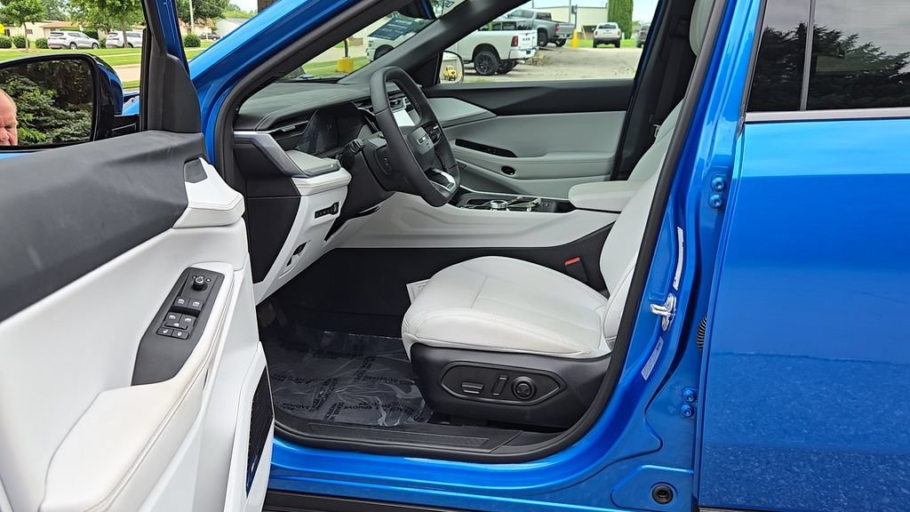 Used 2026 Hydro Blue Pearlcoat Jeep Limited image 6