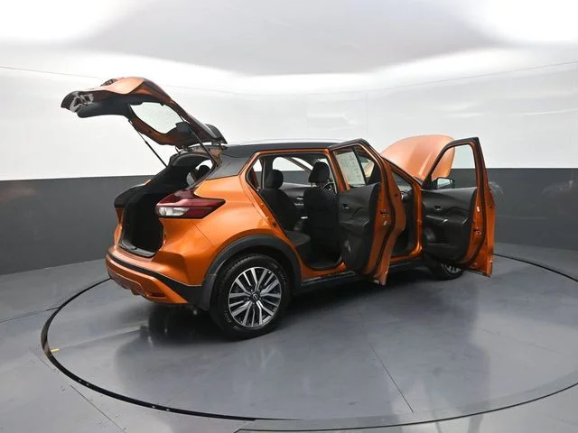 Used 2022 Orange Nissan SV image 35