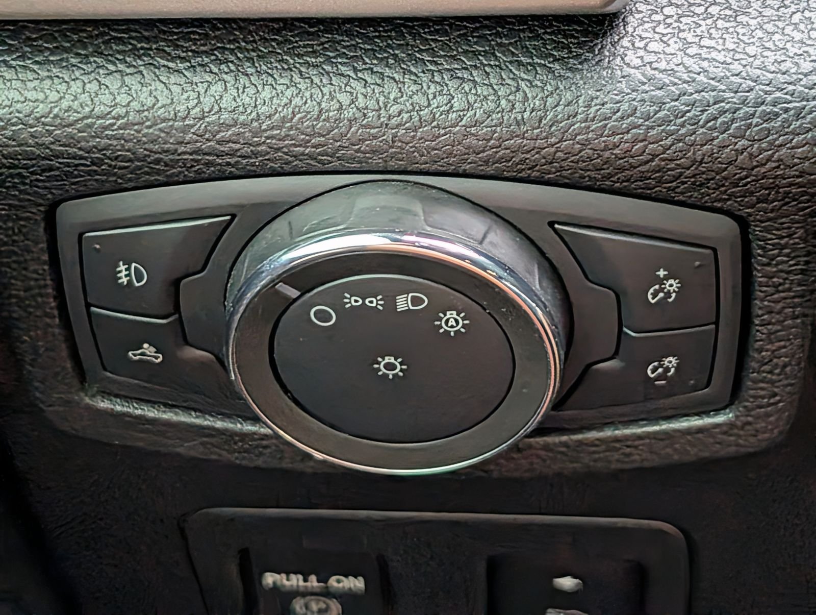 Used 2020 Oxford White Ford Lariat image 25