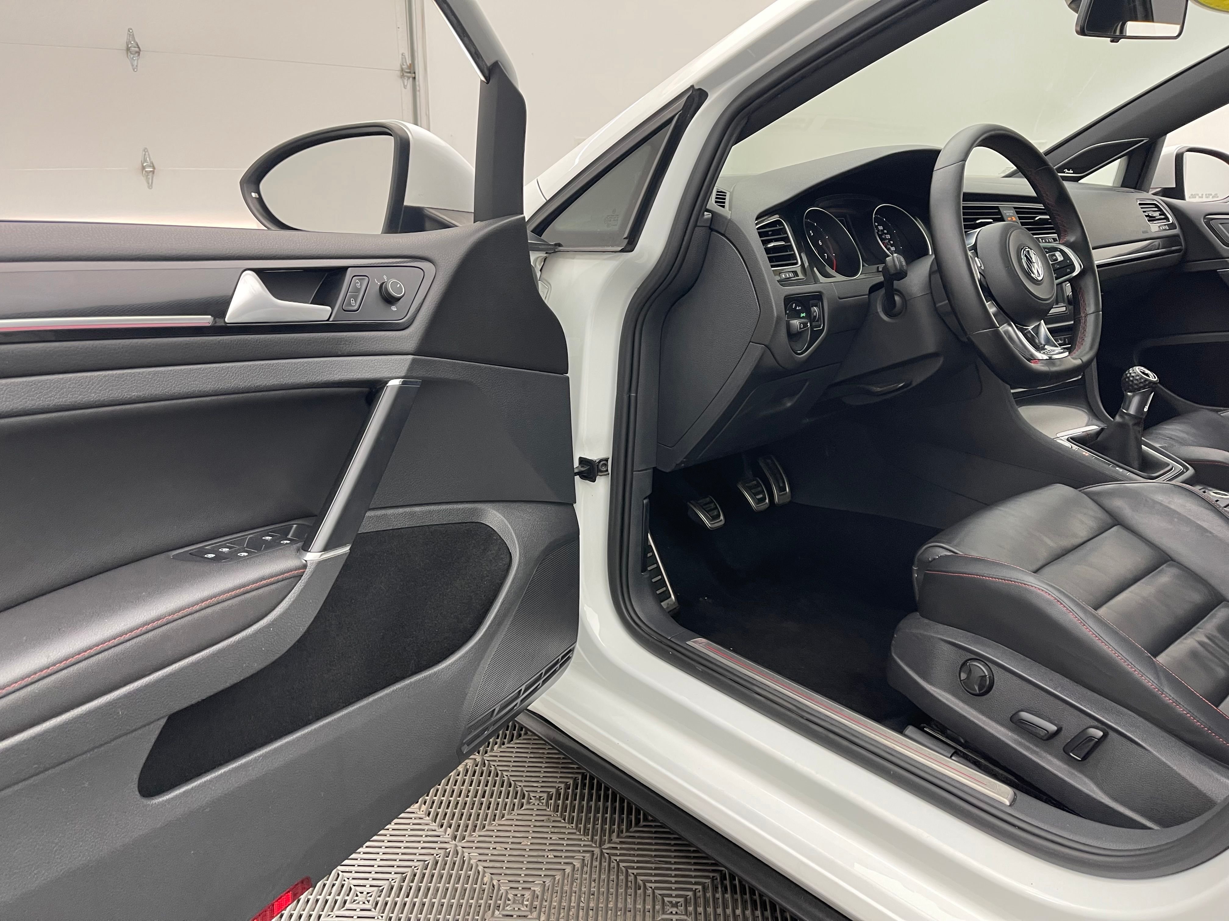 Used 2016 Pure White Volkswagen Autobahn image 15