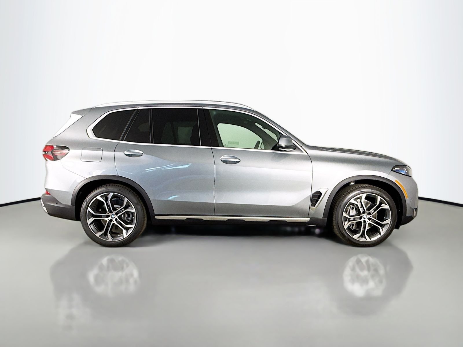 New 2026 Skyscraper Grey Metallic BMW xDrive50e image 8