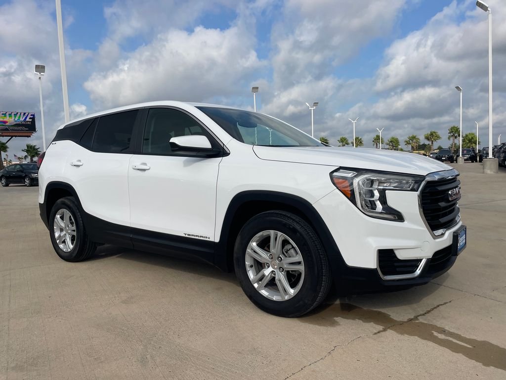 Used 2024 White GMC SLE image 7