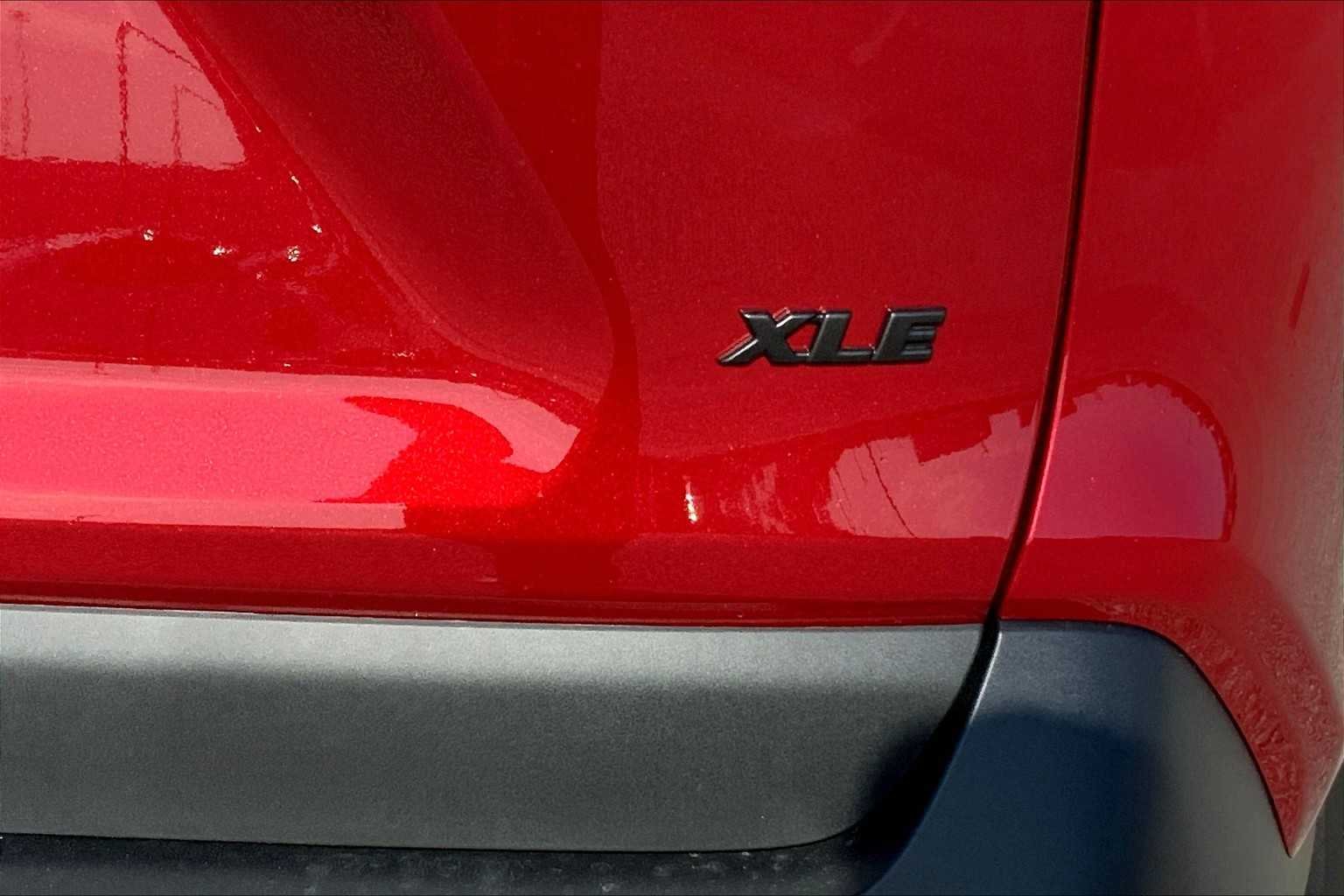 Used 2025 Ruby Flare Pearl Toyota XLE image 15