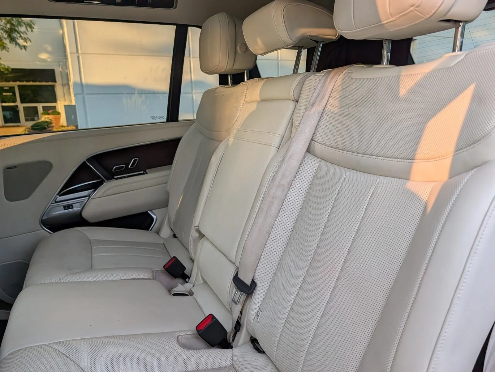 Used 2023  Land Rover SE image 16
