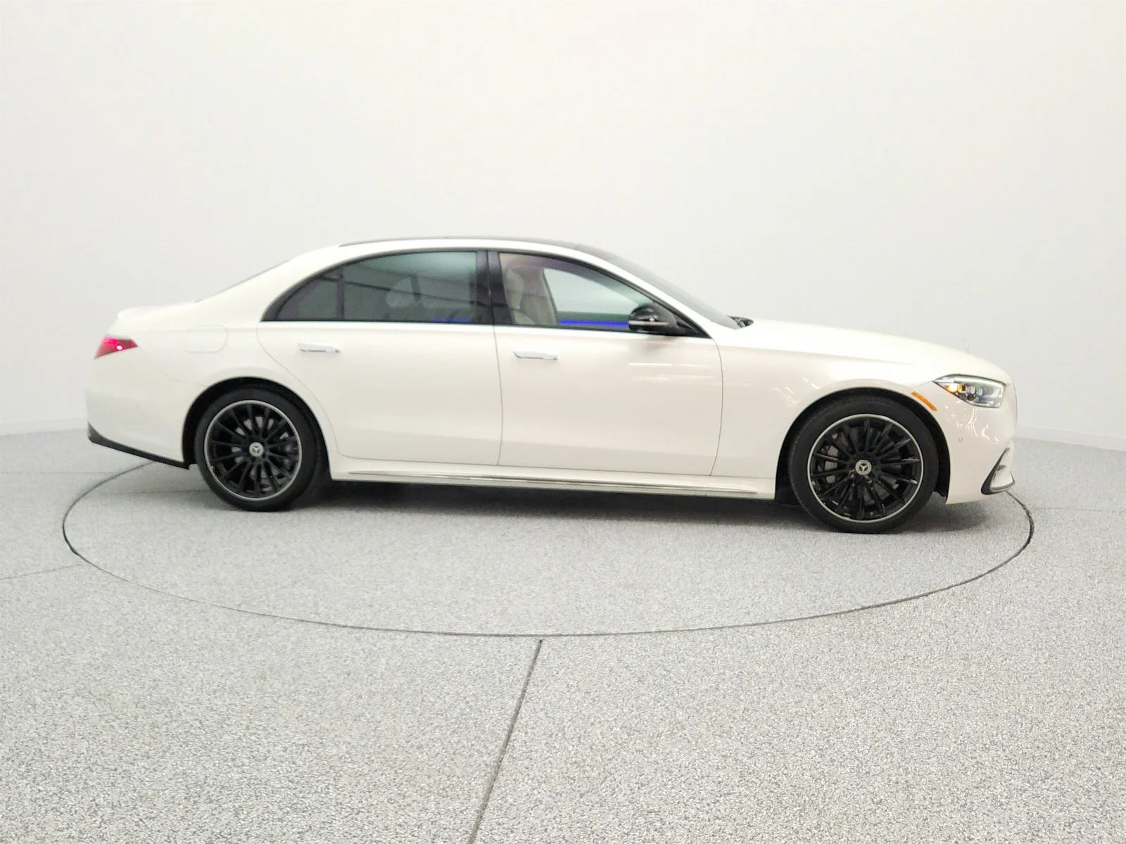 Used 2023 MANUFAKTUR Diamond White Mercedes-Benz S 500 4MATIC® Sedan image 4