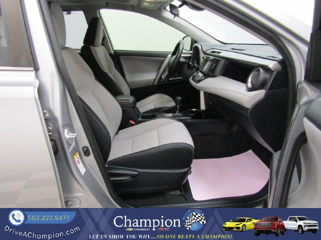 Used 2018 Silver Toyota XLE image 40
