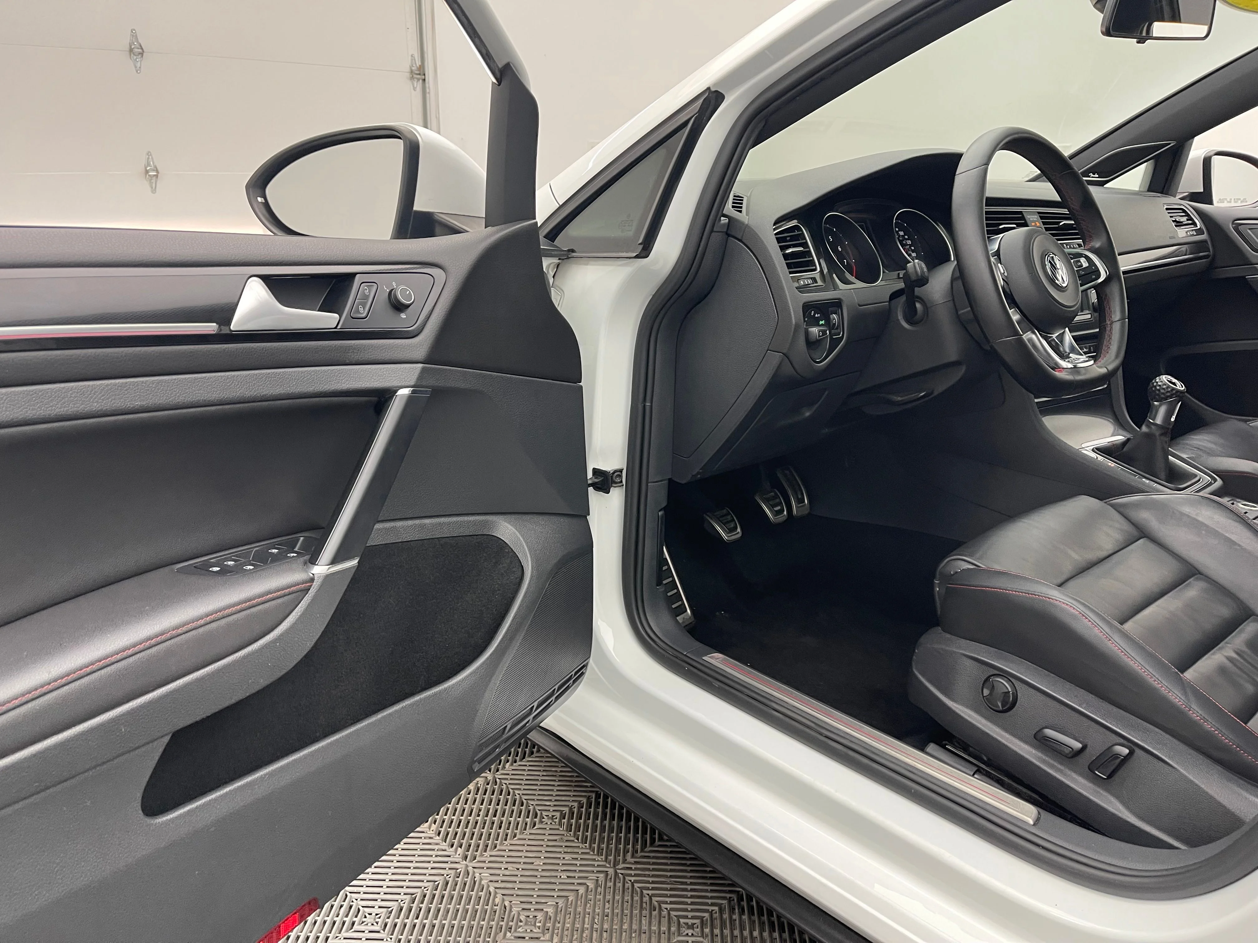 Used 2016 Pure White Volkswagen Autobahn image 15