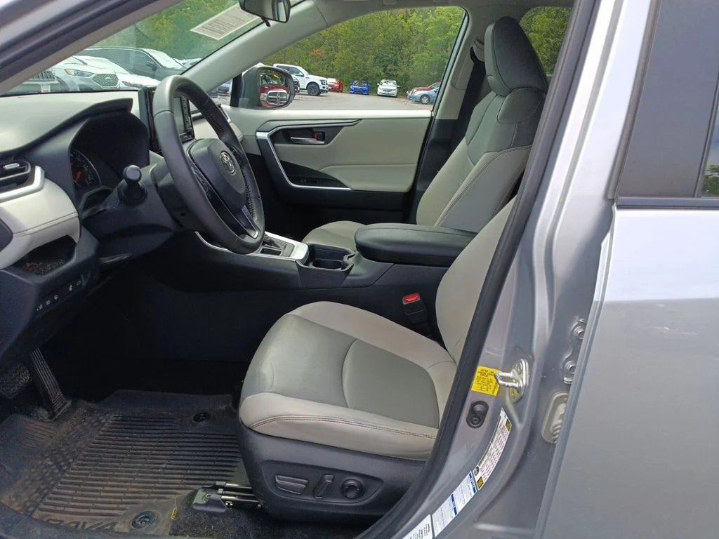 Used 2021 Silver Toyota XLE Premium image 7