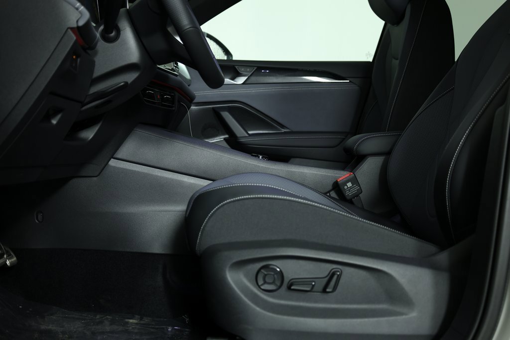 Used 2026  Volkswagen SE R-Line Black image 7