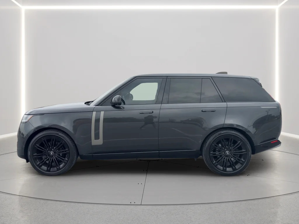 Used 2023  Land Rover SE image 8