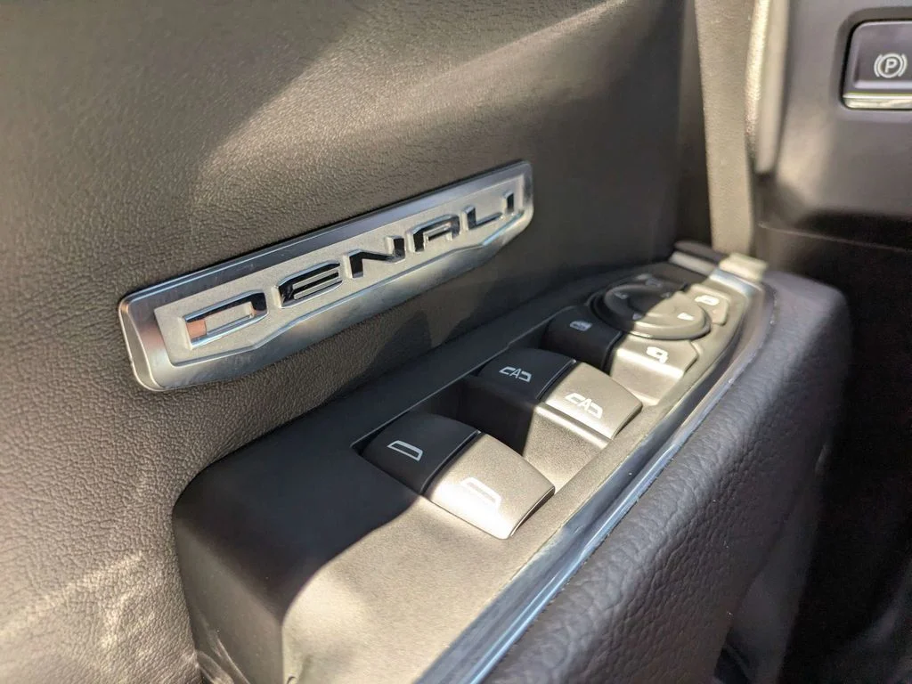 Used 2025 Silver GMC Denali image 27