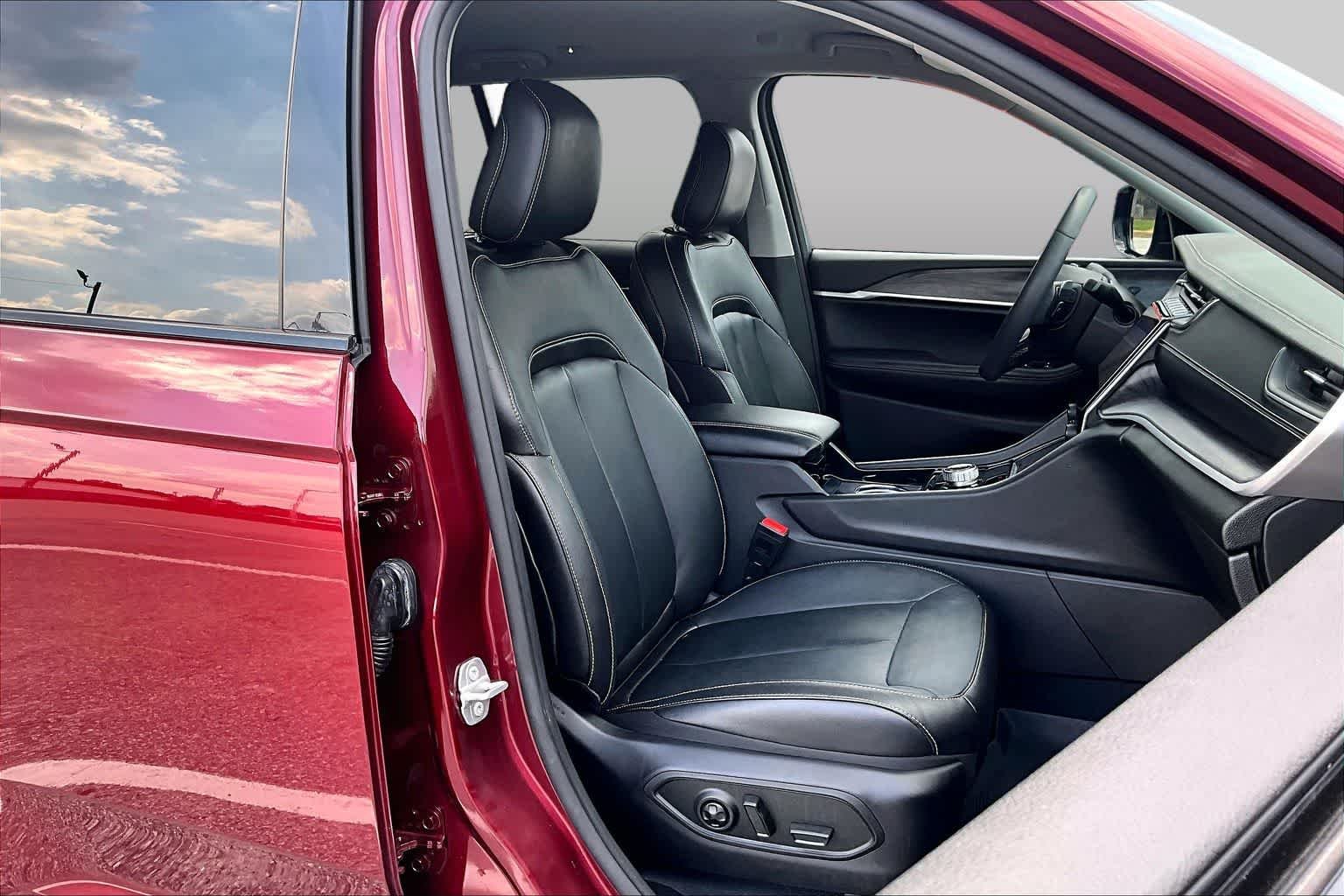 Used 2023 Velvet Red Pearlcoat Jeep Limited image 9