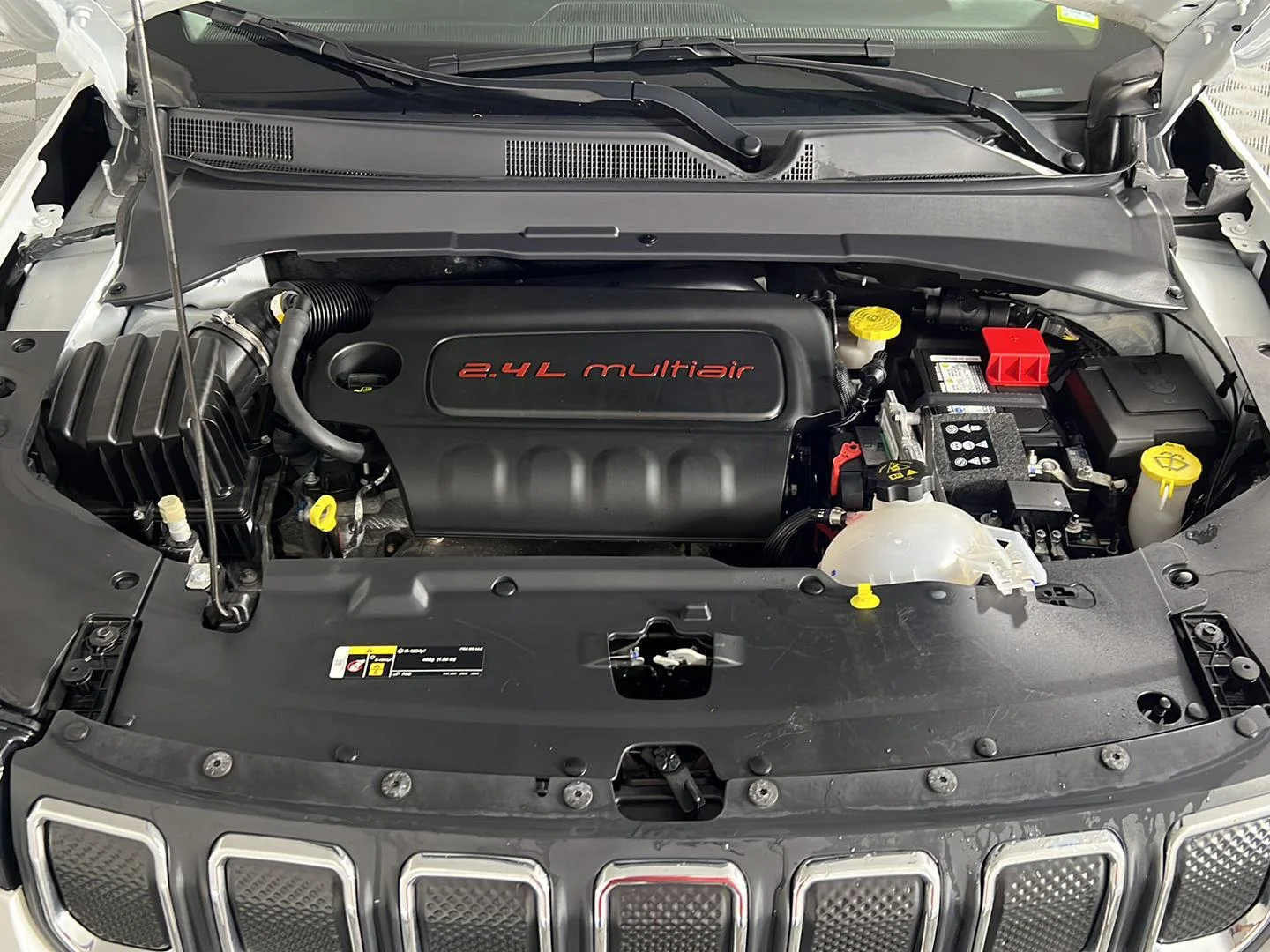 Used 2022 Bright White Clearcoat Jeep Latitude image 26