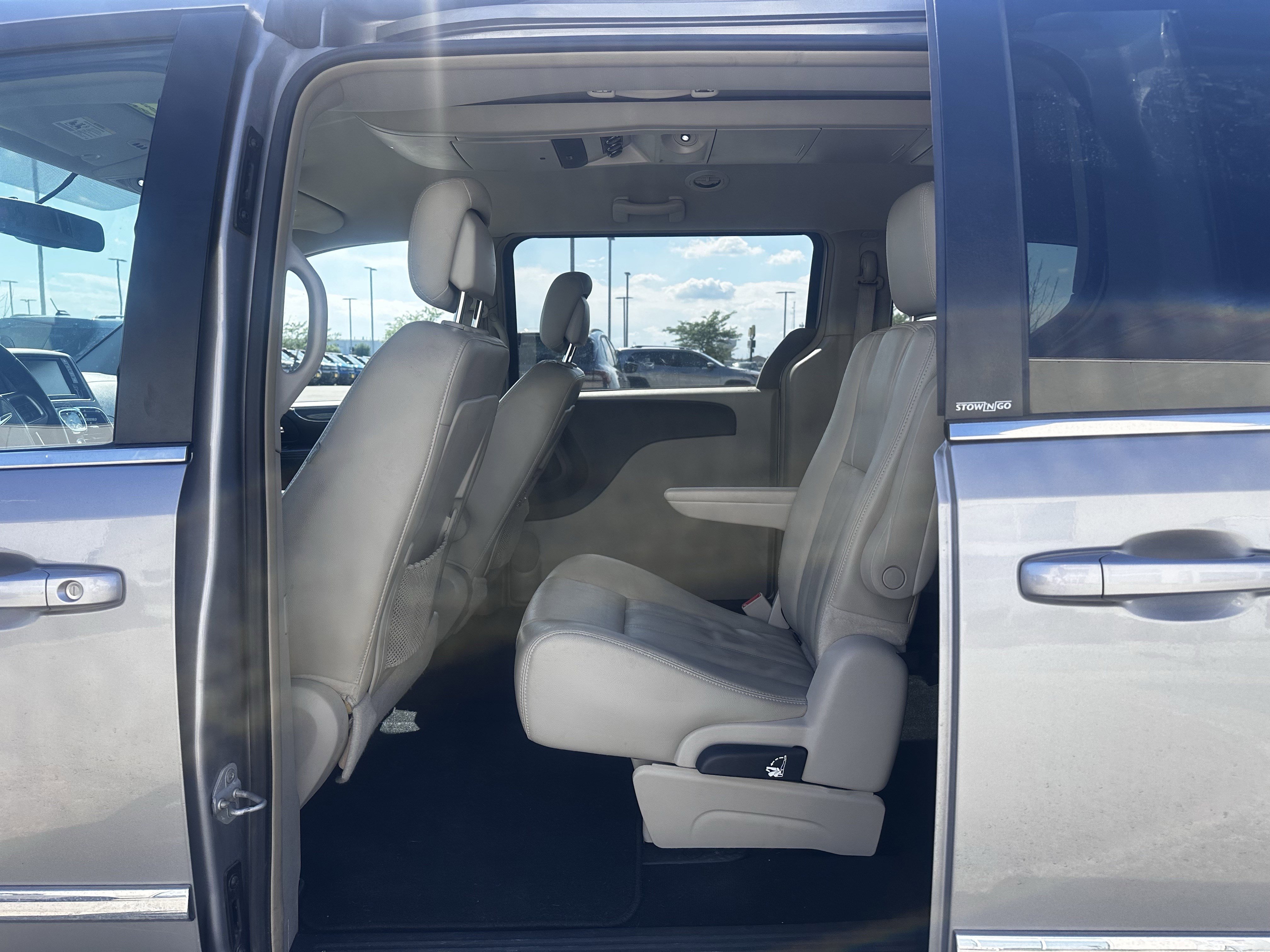 Used 2013 Billet Clearcoat Metallic Chrysler Touring image 8