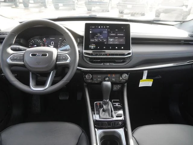 New 2026 Bright White Clear-Coat Exterior Paint Jeep Latitude image 5