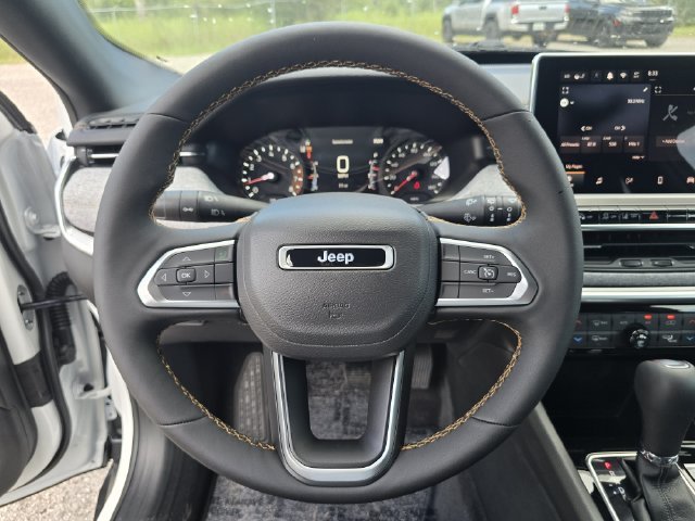 New 2026 Bright White Clear-Coat Exterior Paint Jeep Latitude image 26