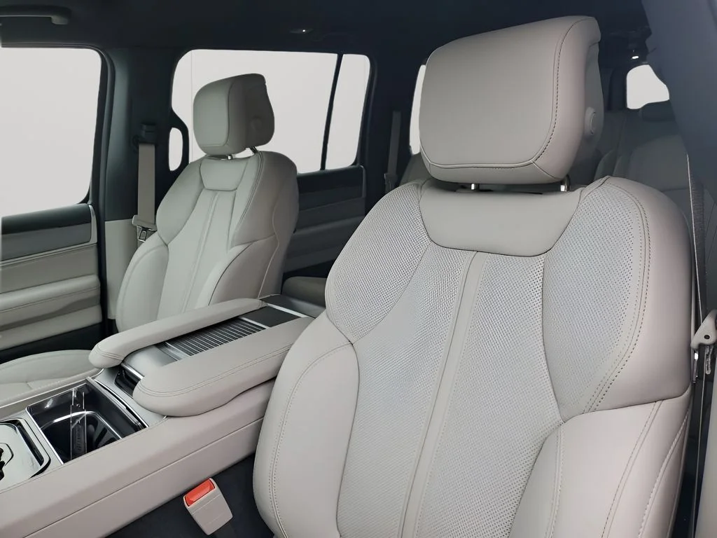 New 2026 Bright White Clear-Coat Exterior Paint Jeep  image 33