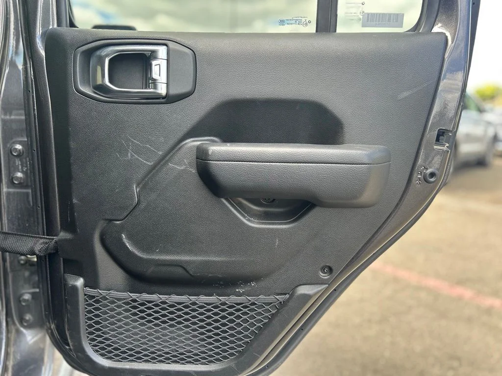 Used 2018 Crystal Metallic Jeep Unlimited Rubicon image 21
