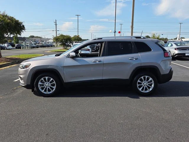 Used 2019 Silver Jeep Latitude image 4