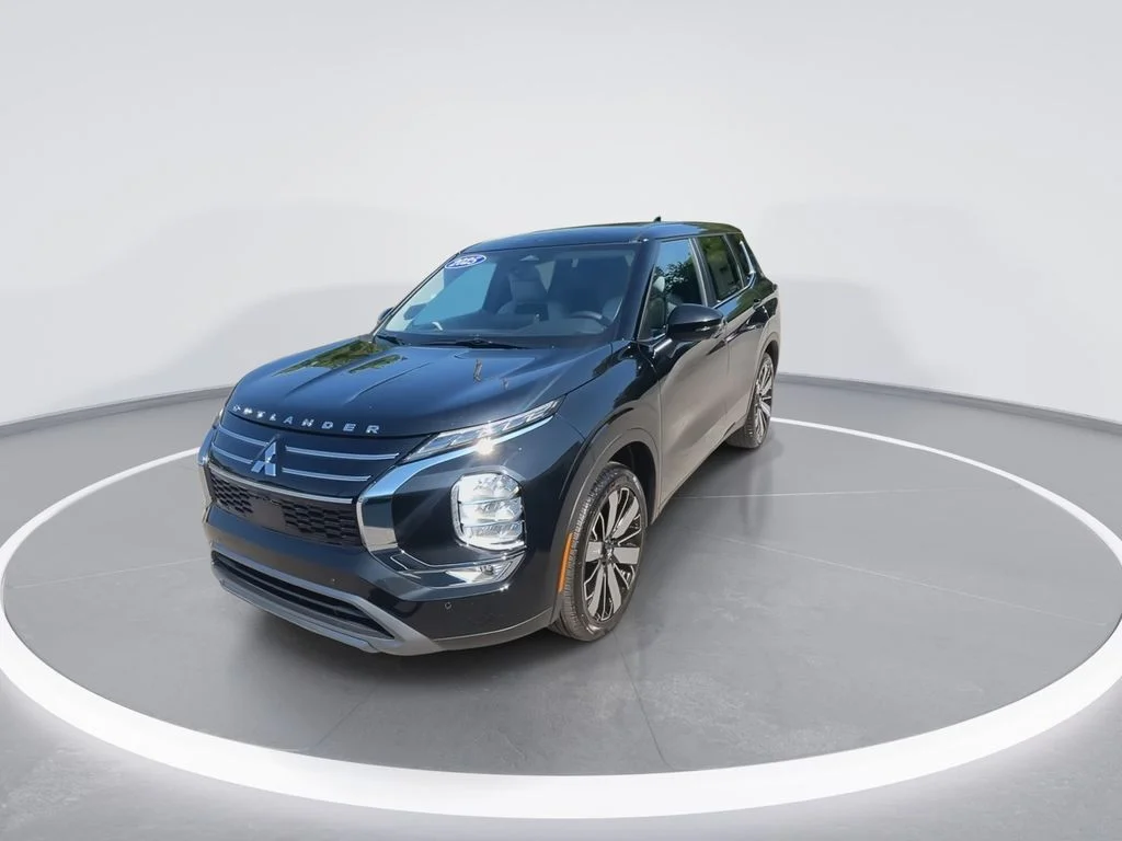 Used 2025 Black Mitsubishi SE image 4