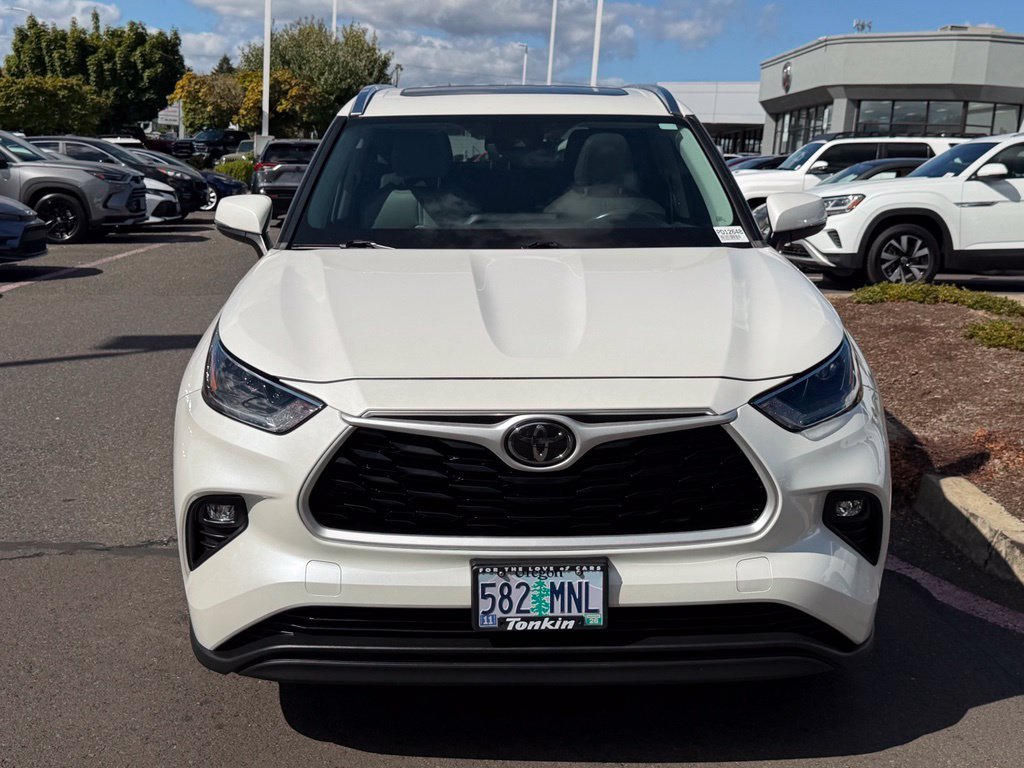 Used 2021 White Toyota XLE image 3