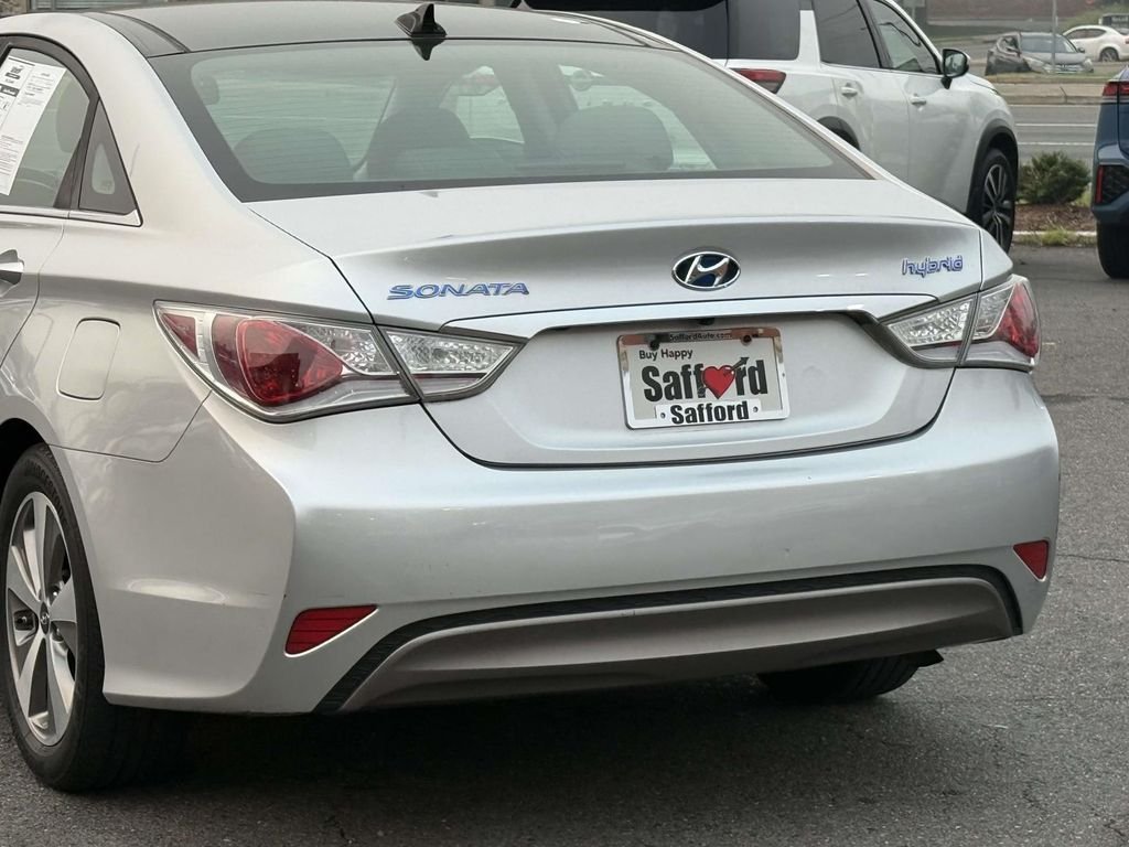 Used 2012 Silver Frost Metallic Hyundai Base image 11